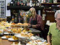 Gute Idee, den Tagesausflug mit Pinchos zu beginnen. Die Herren hinter der Theke hatten auch ihren Spaß.